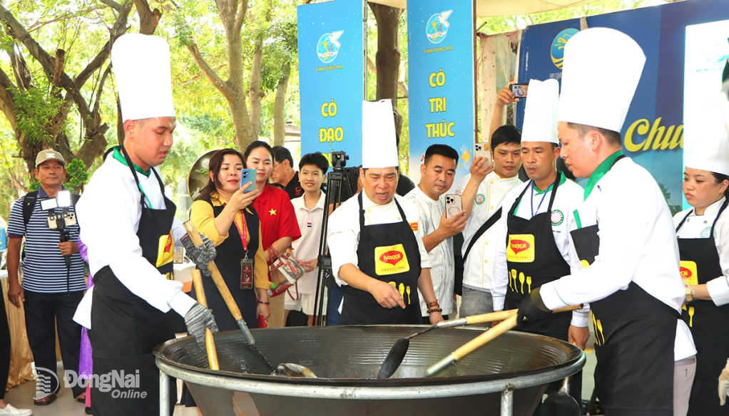Để tạo nên sản phẩm xôi chiên phồng hạt điều tròn đều đòi hỏi các đầu bếp phải phối hợp ăn ý trong suốt quá trình thực hiện. Ảnh: Ngọc Liên