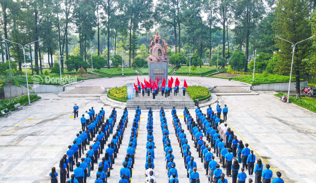 Đoàn viên, thanh niên phường Tam Hiệp thực hiện Lễ chào cờ Tôi yêu Tổ quốc tôi  tại Tượng đài đặc công Chiến thắng Long Bình tháng 8-2025. Ảnh: CTV