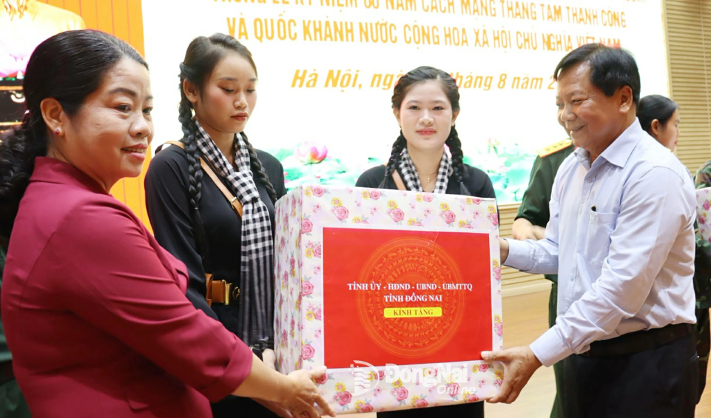Tỉnh ủy viên, Phó Chủ tịch HĐND tỉnh Đồng Nai Trần Văn Mi và Phó Chủ tịch Ủy ban MTTQ Việt Nam tỉnh Đồng Nai Lưu Thị Hà tặng quà các khối A80. Ảnh: Nguyệt Hà