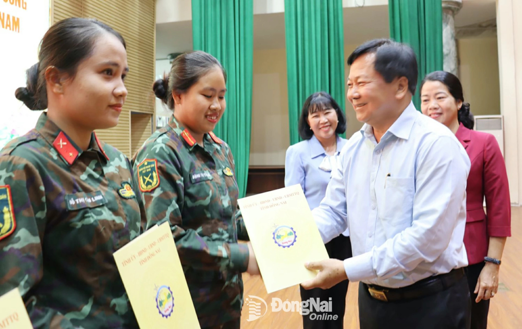 Tỉnh ủy viên, Phó Chủ tịch HĐND tỉnh Đồng Nai Trần Văn Mi tặng quà các nữ quân nhân Đồng Nai tham gia nhiệm vụ A80. Ảnh: Nguyệt Hà