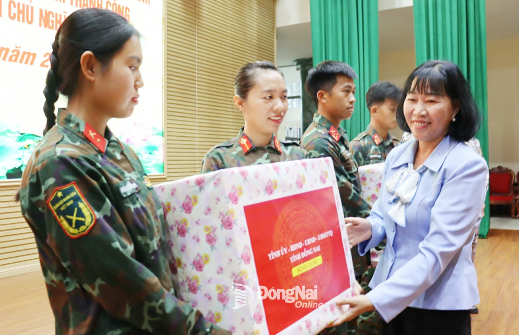 Phó Trưởng ban Tuyên giáo và Dân vận Tỉnh ủy Đồng Nai Nguyễn Thị Vẹn tặng quà các nữ quân nhân Đồng Nai tham gia khối A80. Ảnh: Nguyệt Hà