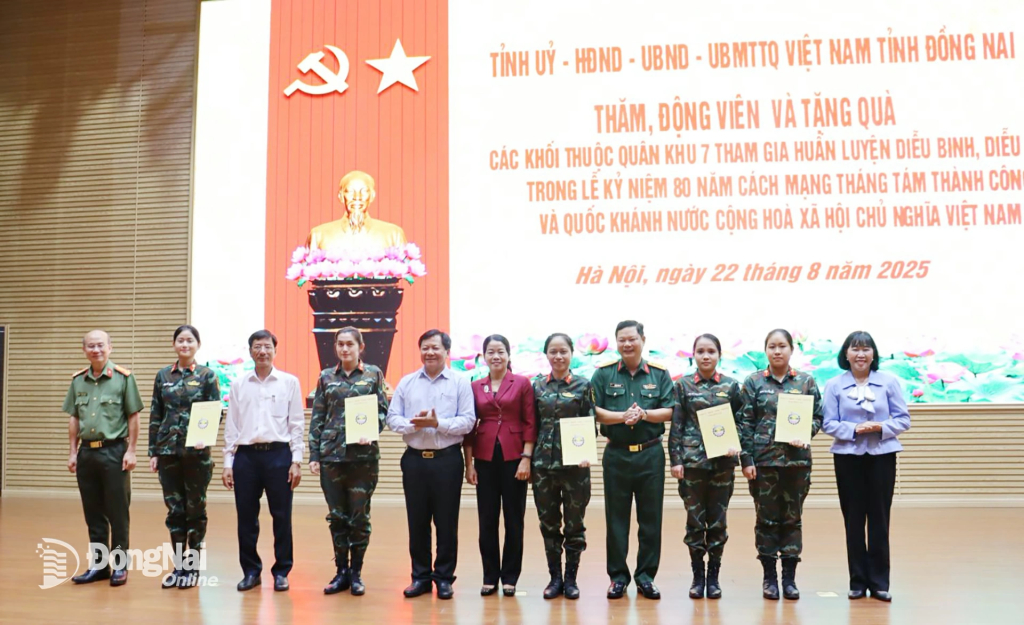 Lãnh đạo tỉnh Đồng Nai tặng quà lực lượng nữ Đồng Nai tham gia nhiệm vụ A80. Ảnh: Nguyệt Hà