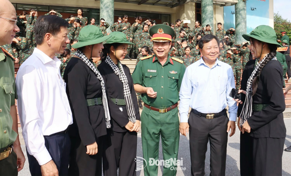 Lãnh đạo tỉnh Đồng Nai trao đổi, trò chuyện với nữ quân nhân Đồng Nai tham gia khối nữ du kích miền Nam. Ảnh: Nguyệt Hà