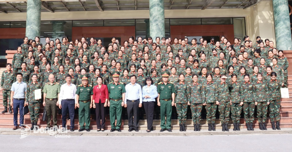 Lãnh đạo Quân khu 7 và tỉnh Đồng Nai chụp hình lưu niệm với các nữ quân nhân huấn luyện tại trung tâm. Ảnh: Nguyệt Hà