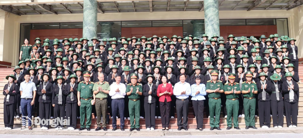 Lãnh đạo Quân khu 7 và tỉnh Đồng Nai chụp hình lưu niệm với các nữ quân nhân huấn luyện tại trung tâm. Ảnh: Nguyệt Hà
