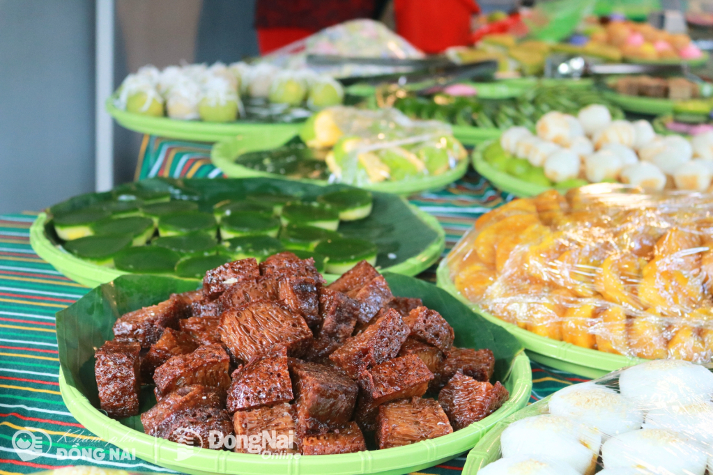 Quán bánh dân gian miền Tây đủ 'sắc, hương, vị' thu hút thực khách tại Biên Hòa