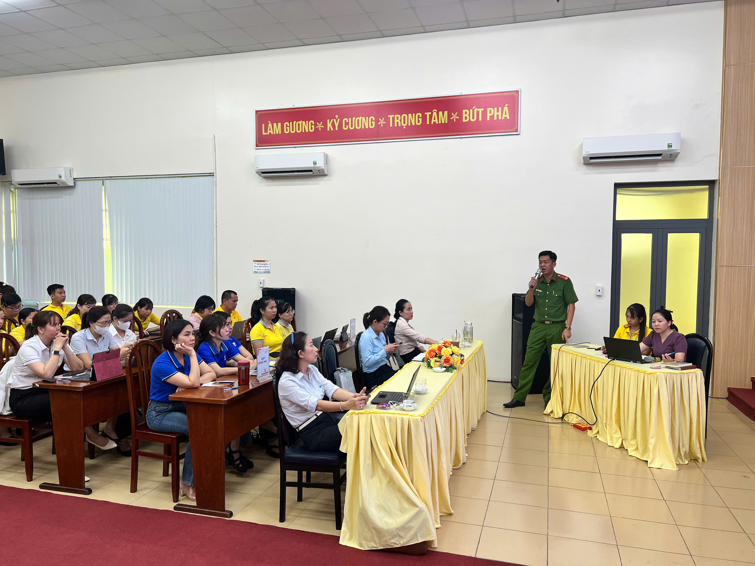 Ảnh với chú thích