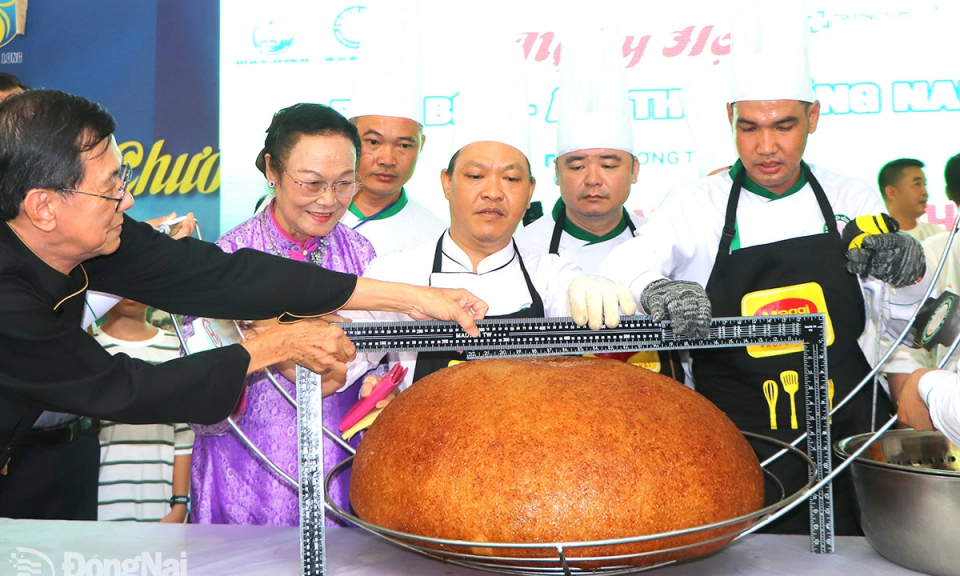 Ấn tượng kỷ lục Xôi chiên phồng hạt điều lớn nhất Việt Nam