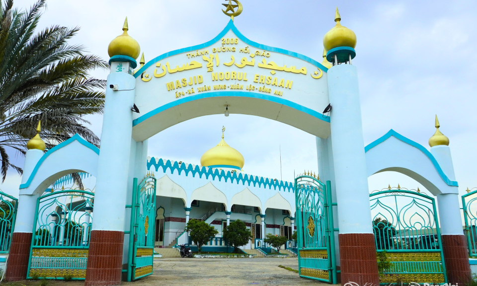 Chiêm ngưỡng thánh đường Hồi giáo Masjid Nourul Ehsaan tuyệt đẹp ở Xuân Lộc