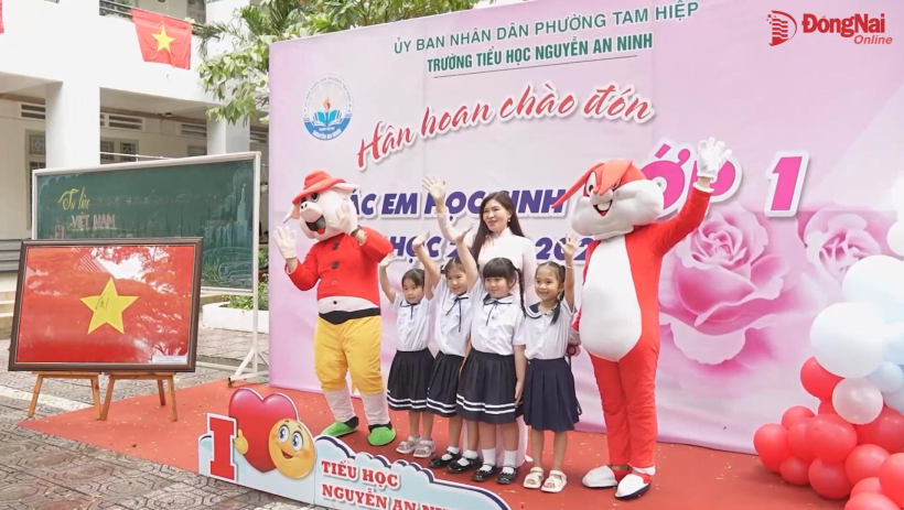 Học sinh lớp 1 rộn ràng, tươi vui đến trường
