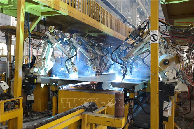 Robot hàn kim loại tại dây chuyền sản xuất container của Công ty Cổ phần sản xuất container Hòa Phát (phường Phú Mỹ, TP Hồ Chí Minh). Ảnh: Hoàng Nhị/TTXVN