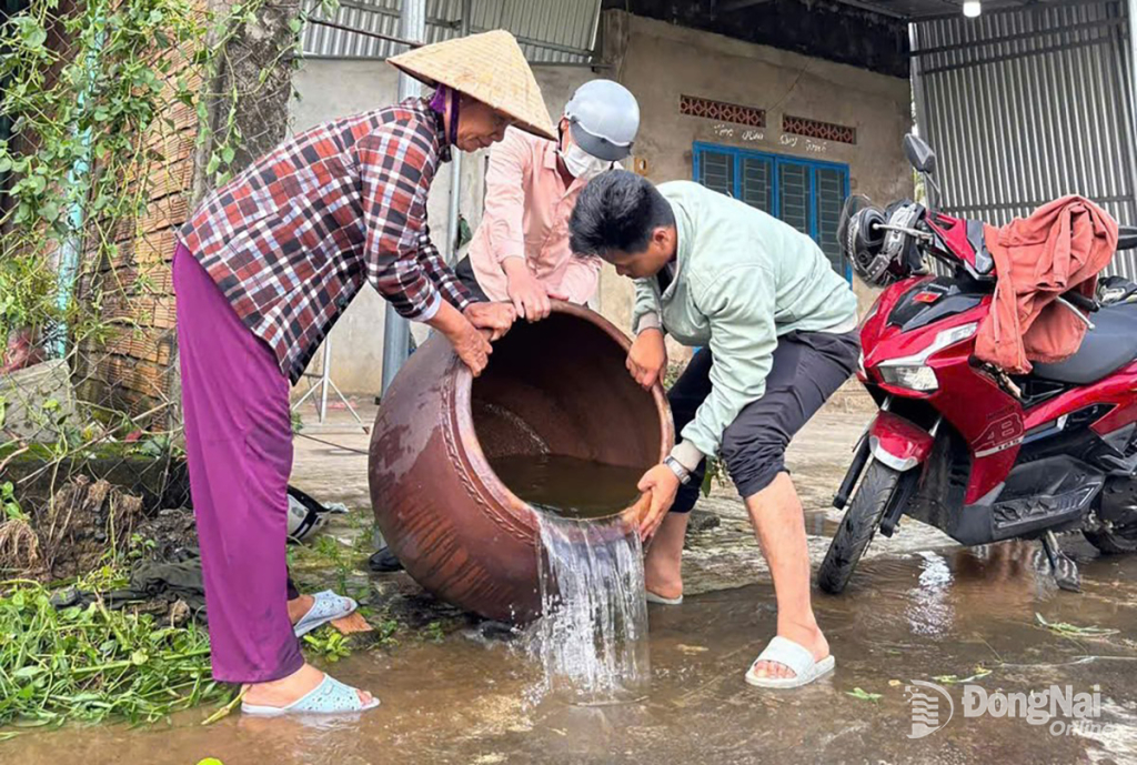 Người dân xã Nam Cát Tiên, tỉnh Đồng Nai dọn dẹp vệ sinh phòng bệnh sốt xuất huyết. Ảnh: CTV