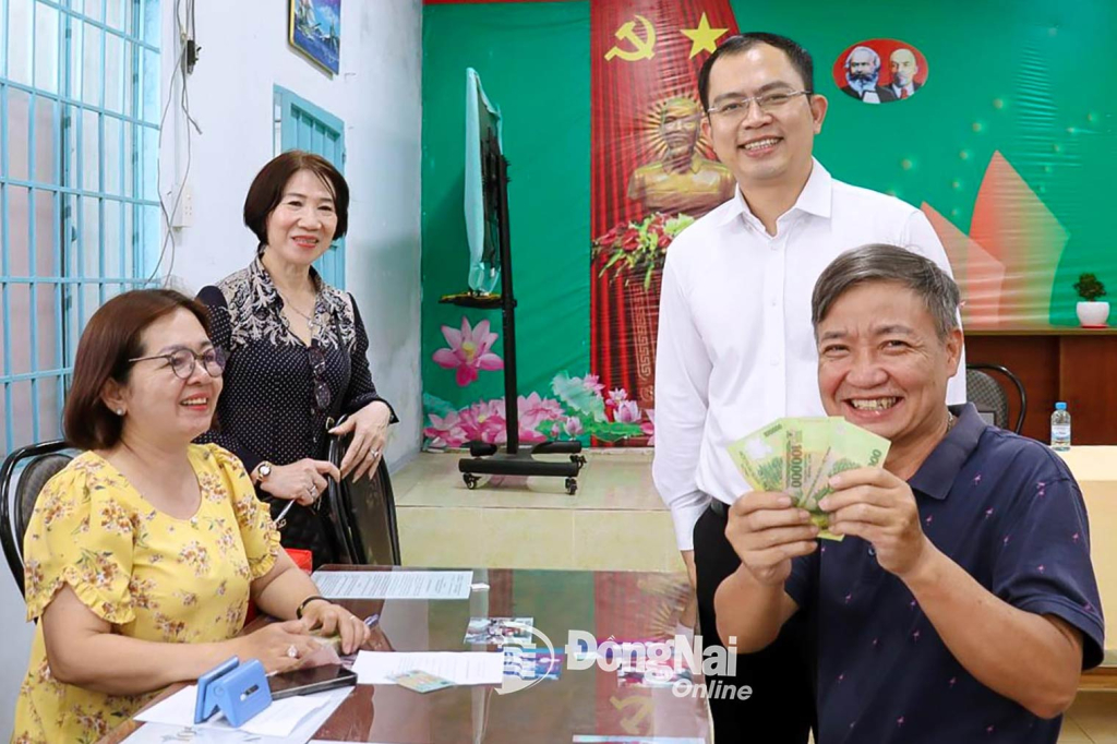 Người dân vui mừng được lãnh đạo xã Long Thành trao quà của Đảng, Nhà nước dịp lễ. Ảnh: Nguyệt Hà