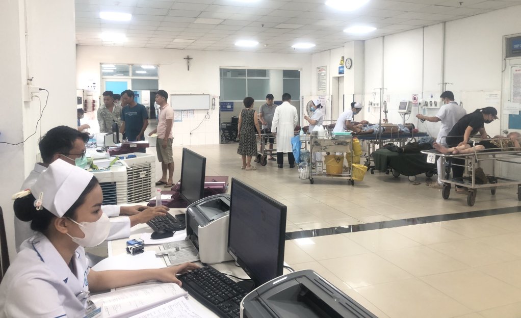Bên trong Khoa Cấp cứu, Bệnh viện Đa khoa Thống Nhất, các y, bác sĩ nỗ lực thực hiện cấp cứu, điều trị cho bệnh nhân. Ảnh: T.Thảo