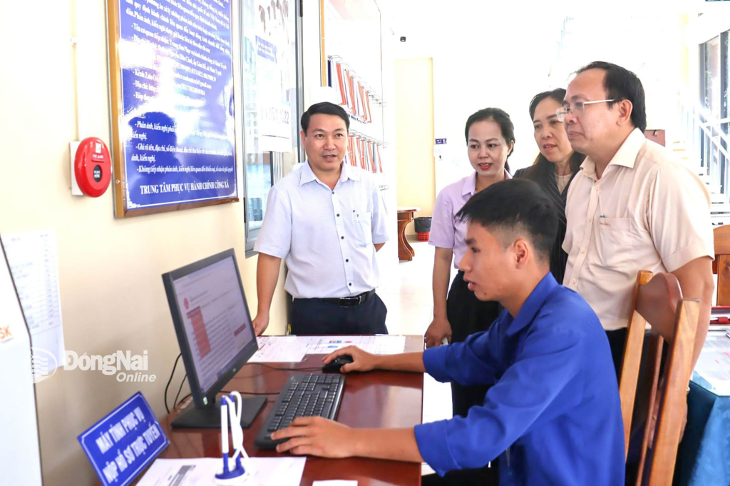 Đoàn kiểm tra trực tiếp tại Trung tâm Phục vụ hành chính công xã Nhơn Trạch. Ảnh: Nguyệt Hà