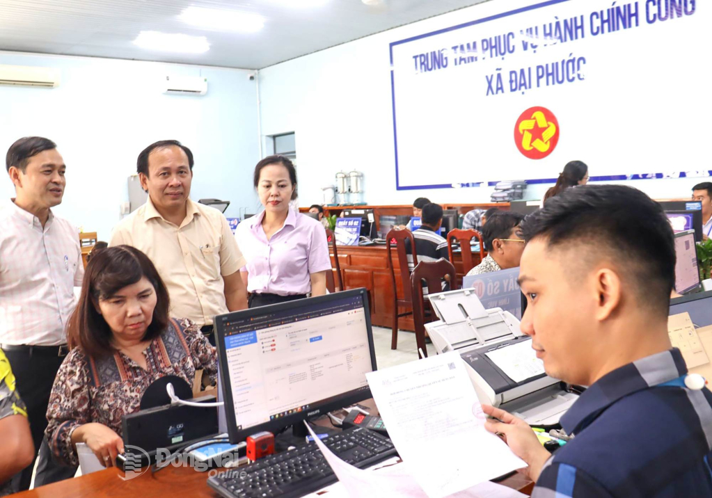 Đoàn kiểm tra trực tiếp tại Trung tâm Phục vụ hành chính công xã Đại Phước. Ảnh: Nguyệt Hà