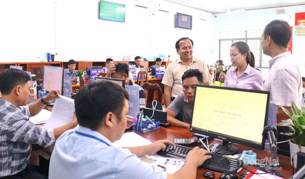 Đoàn kiểm tra trực tiếp tại Trung tâm Phục vụ hành chính công xã Đại Phước. Ảnh: Nguyệt Hà