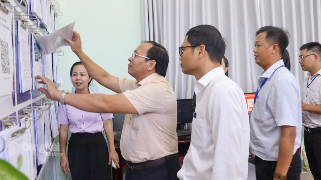 Kiểm tra khâu niêm yết thủ tục hành chính tại Trung tâm Phục vụ hành chính công xã Phước An. Ảnh: Nguyệt Hà