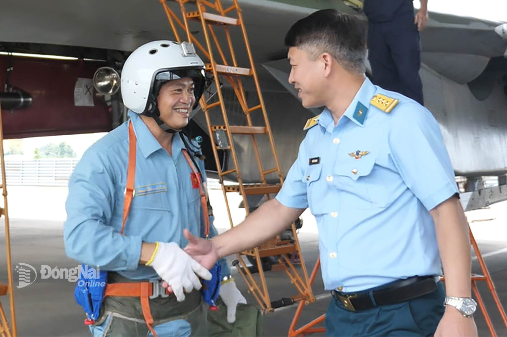 Thượng tá Nguyễn Trọng Đa, Chính ủy Trung đoàn 935 (phải) chúc mừng các phi công hoàn thành nhiệm vụ A80. Ảnh: Xuân Lượng