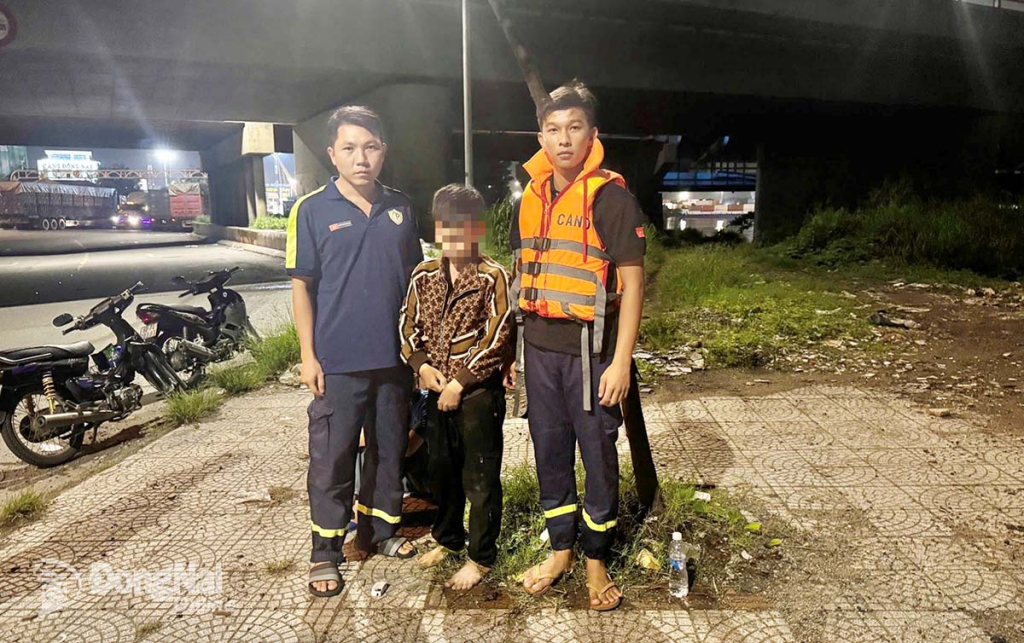 Anh L.T.P. được đưa vào bờ an toàn. Ảnh: Hoàng Lan