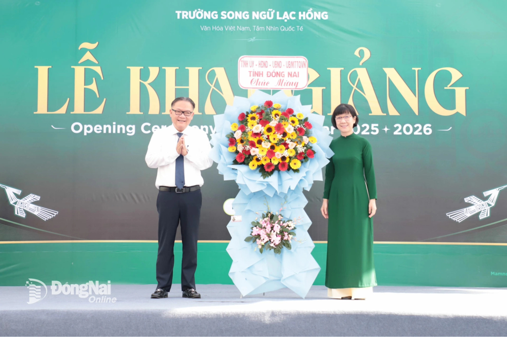 Tỉnh ủy viên, Phó Chủ tịch UBND tỉnh Đồng Nai Nguyễn Kim Long trao hoa chúc mừng tại lễ khai giảng năm học mới của Trường TH-THCS-THPT Song ngữ Lạc Hồng. Ảnh: Cẩm Thành