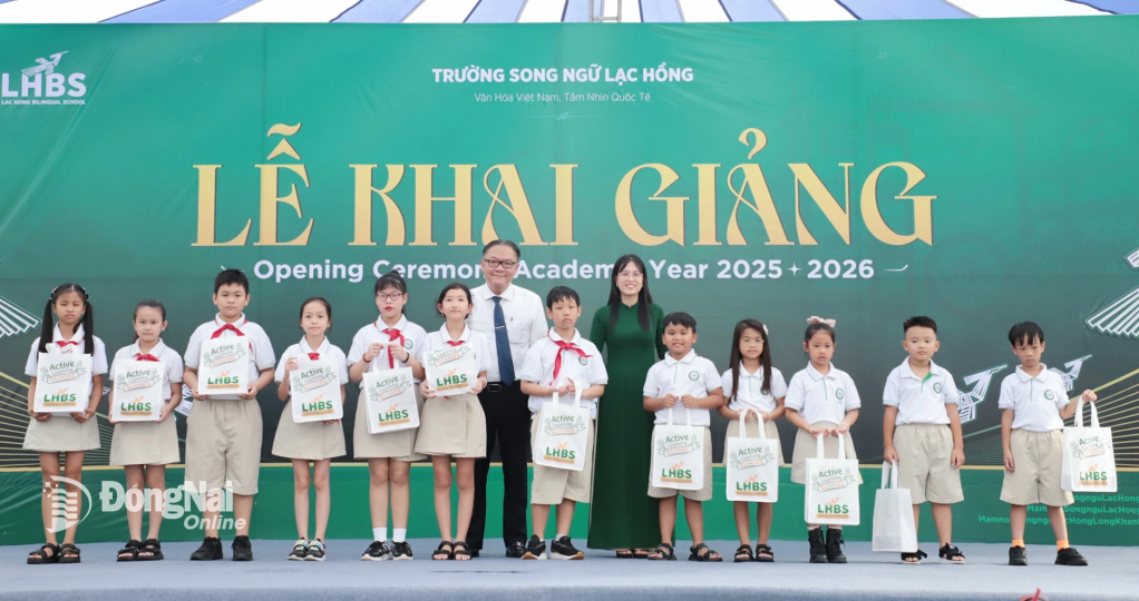 Lãnh đạo tỉnh và Trường TH-THCS-THPT Song ngữ Lạc Hồng trao phần thưởng cho học sinh. Ảnh: Cẩm Thành
