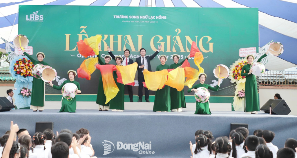 Biểu diễn văn nghệ tại lễ khai giảng Trường TH-THCS-THPT Song ngữ Lạc Hồng. Ảnh: Cẩm Thành