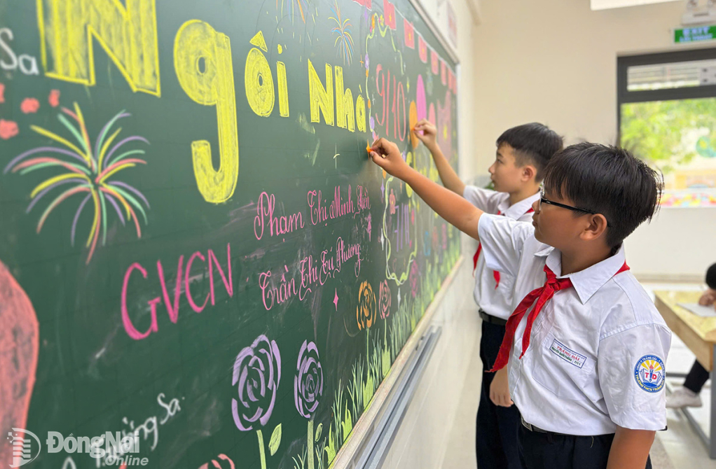 Các em học sinh Trường THCS Trảng Dài, phường Trảng Dài trang trí lớp học mới chuẩn bị cho Lễ khai giảng năm học 2025-2026. Ảnh: Công Nghĩa