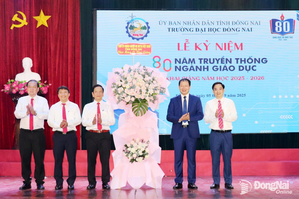 Bí thư Tỉnh ủy, Trưởng đoàn Đại biểu Quốc hội tỉnh Đồng Nai Vũ Hồng Văn tặng lẵng hoa chúc mừng lễ khai giảng Trường đại học Đồng Nai. Ảnh: Hải Yến