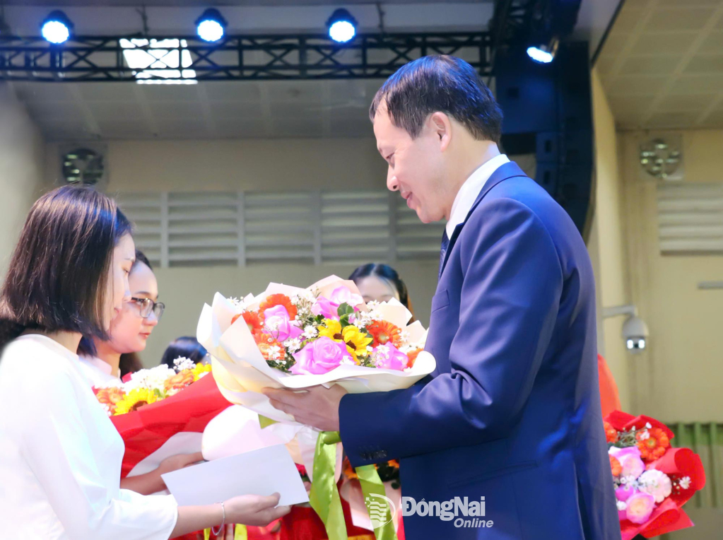 Bí thư Tỉnh ủy, Trưởng đoàn Đại biểu Quốc hội tỉnh Đồng Nai Vũ Hồng Văn trao học bổng cho sinh viên. Ảnh: Hải Yến