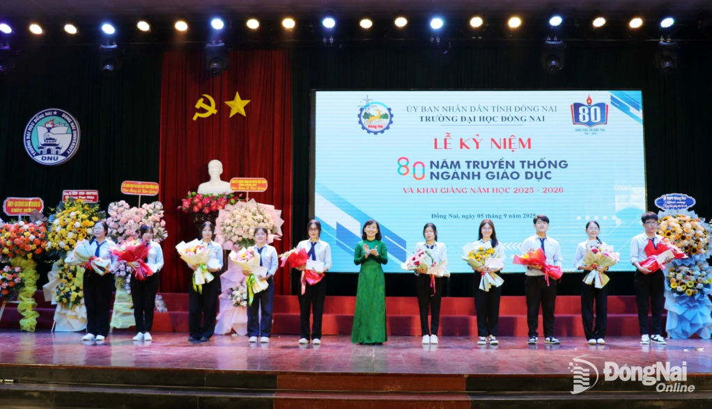 Tỉnh ủy viên, Giám đốc Sở Giáo dục và Đào tạo tỉnh Đồng Nai Trương Thị Kim Huệ trao học bổng cho sinh viên. Ảnh: Hải Yến