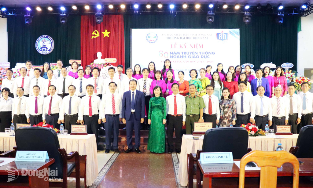 Bí thư Tỉnh ủy, Trưởng đoàn Đại biểu Quốc hội tỉnh Đồng Nai Vũ Hồng Văn cùng lãnh đạo các sở, ngành chụp hình cùng lãnh đạo, giảng viên Trường đại học Đồng Nai. Ảnh: Hải Yến