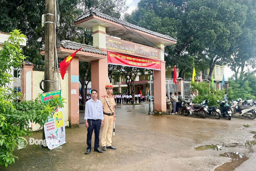 Lực lượng cảnh sát giao thông điều tiết giao thông tại khu vực cổng Trường THCS Quang Trung (xã Thọ Sơn). Ảnh: Bảo Long