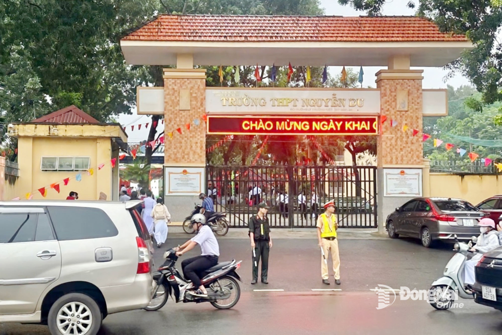 Lực lượng cảnh sát giao thông đảm bảo an toàn giao thông trước cổng Trường THPT Nguyễn Du (phường Bình Phước). Ảnh: Quang Minh