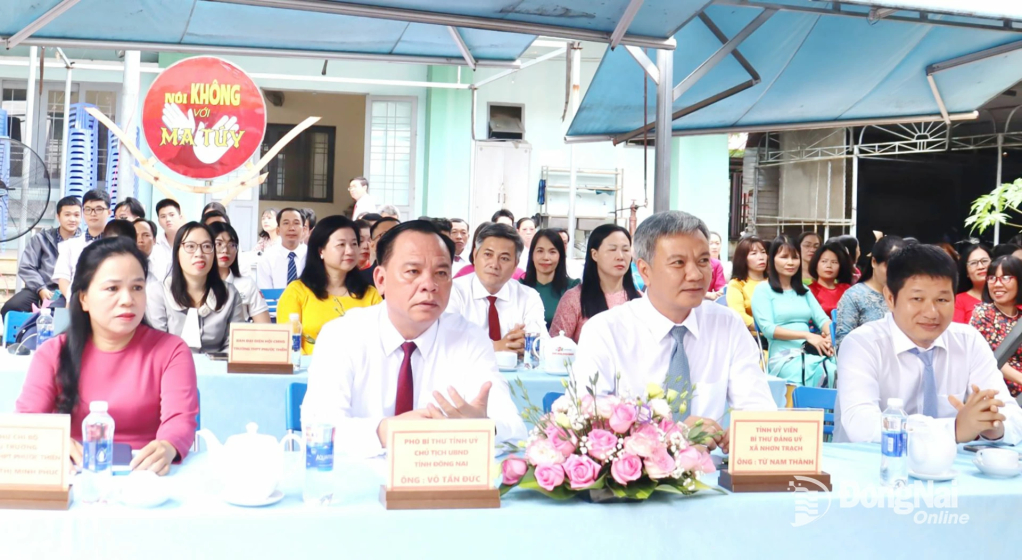 Các đại biểu dự lễ khai giảng tại Trường THPT Phước Thiền. Ảnh: Nguyệt Hà