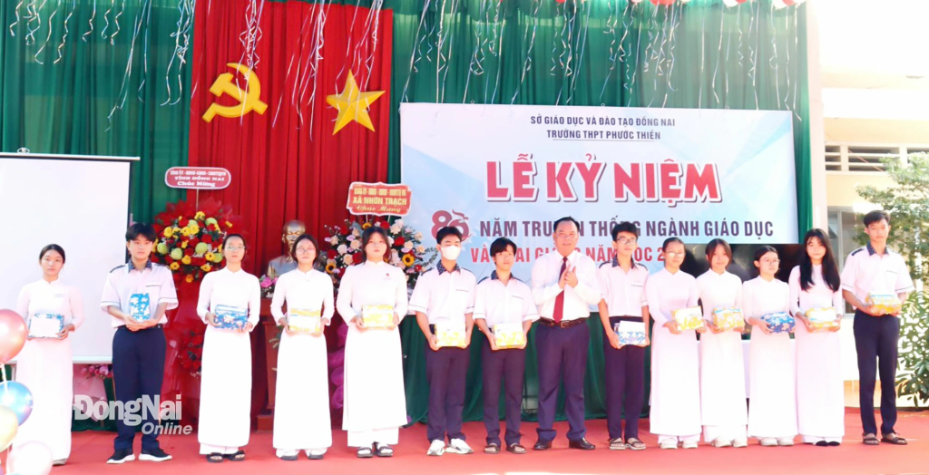 Phó Bí thư Tỉnh ủy, Chủ tịch UBND tỉnh Đồng Nai Võ Tấn Đức trao học bổng học sinh nhà trường. Ảnh: Nguyệt Hà