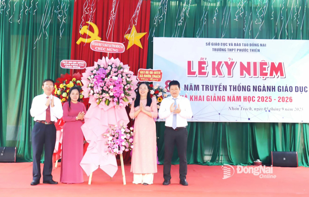 Phó Bí thư Tỉnh ủy, Chủ tịch UBND tỉnh Đồng Nai Võ Tấn Đức trao học bổng học sinh nhà trường. Ảnh: Nguyệt Hà