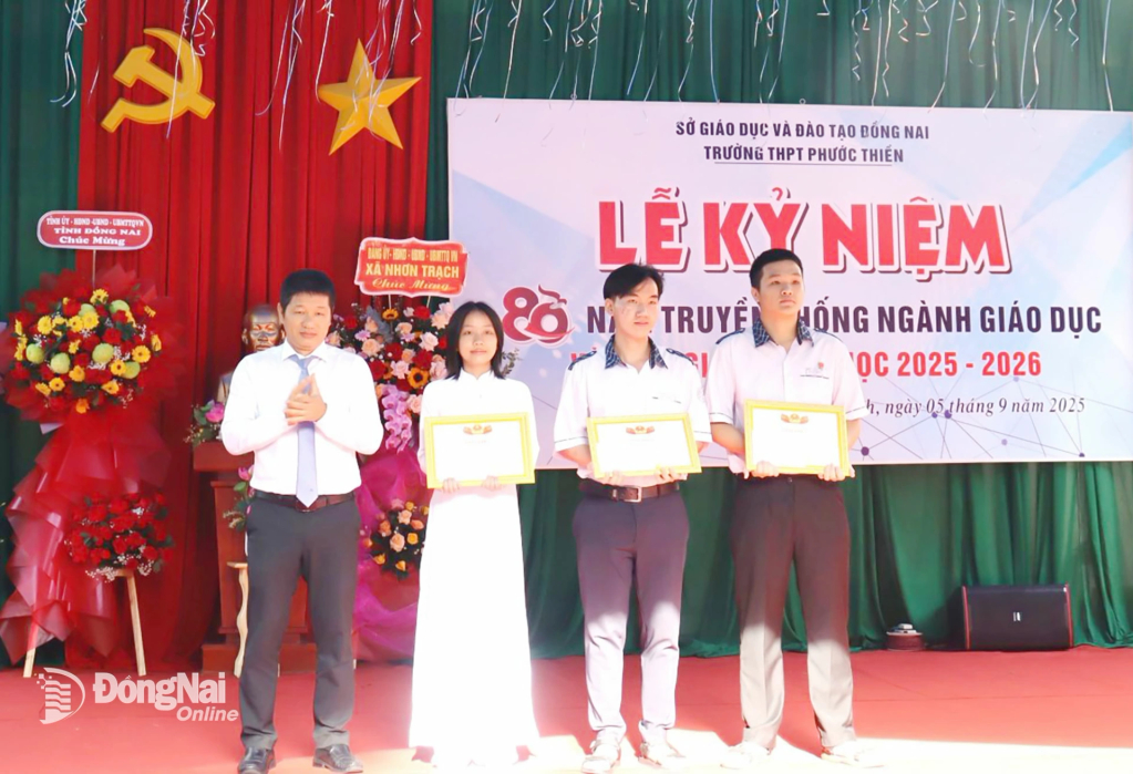 Phó Giám đốc Sở Giáo dục và Đào tạo tỉnh Đồng Nai Đỗ Đăng Bảo Linh tặng hoa, khen thưởng học sinh giỏi. Ảnh: Nguyệt Hà