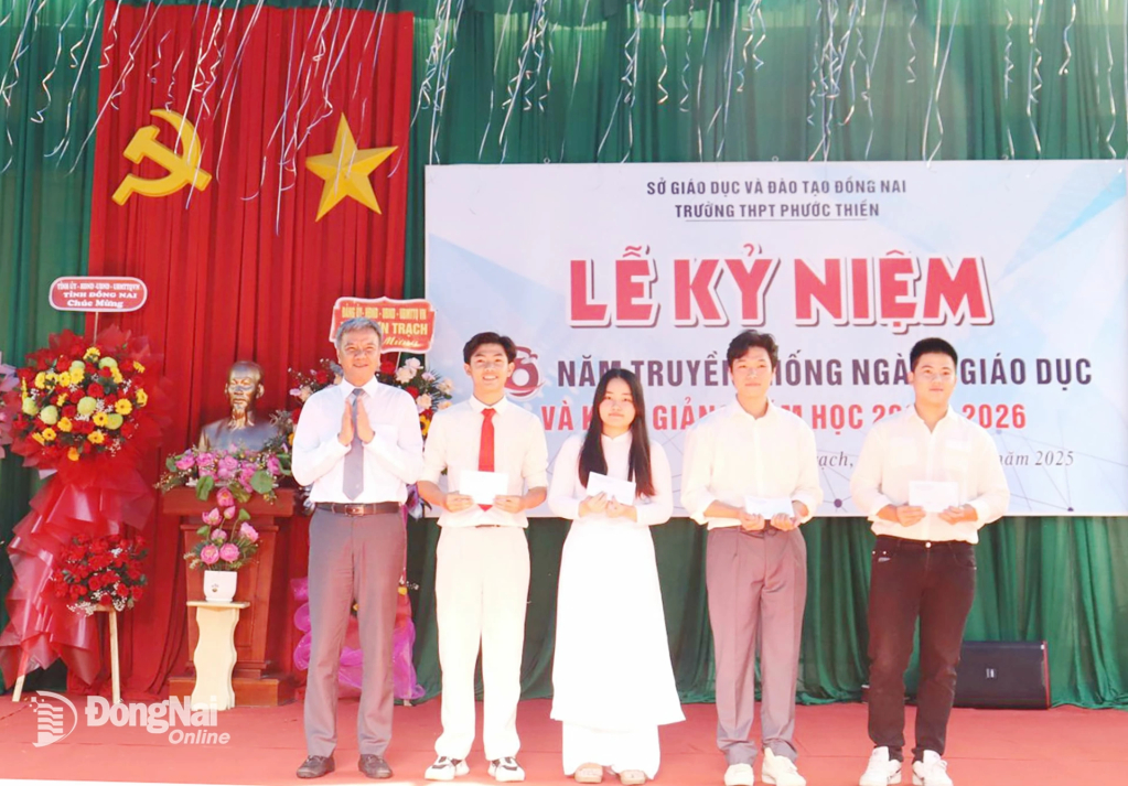 Tỉnh ủy viên, Bí thư Đảng ủy, Chủ tịch HĐND xã Nhơn Trạch Từ Nam Thành trao học bổng cho học sinh. Ảnh: Nguyệt Hà