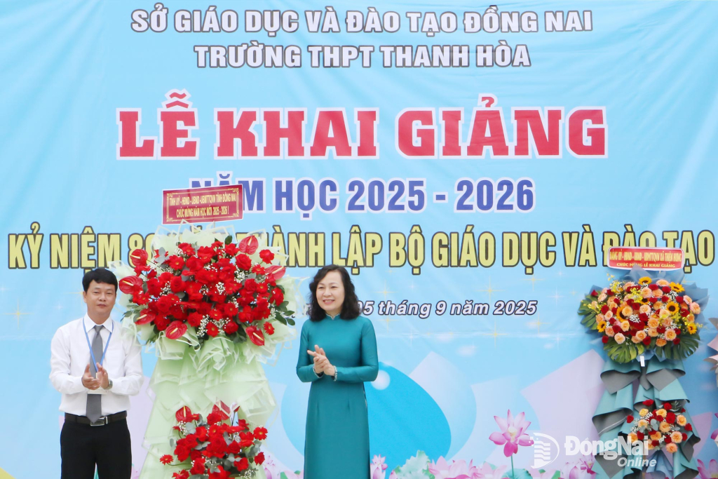 Phó Bí thư Tỉnh ủy, Chủ tịch Ủy ban MTTQ Việt Nam tỉnh Đồng Nai Huỳnh Thị Hằng tặng lẵng hoa chúc mừng thầy và trò Trường THPT Thanh Hòa tại lễ khai giảng. Ảnh: Văn Truyên