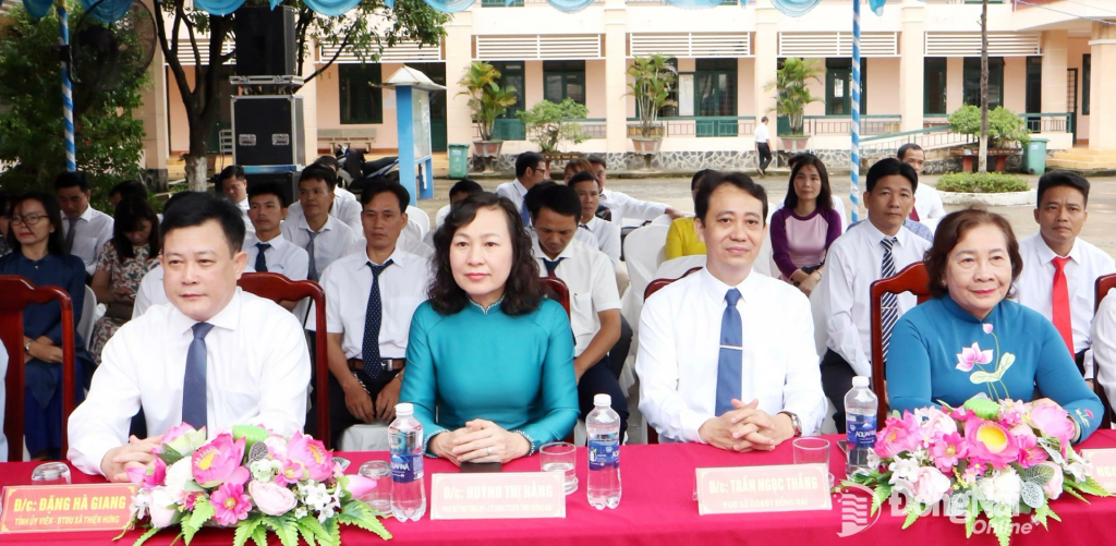 Phó Bí thư Tỉnh ủy, Chủ tịch Ủy ban MTTQ Việt Nam tỉnh Đồng Nai Huỳnh Thị Hằng cùng các đại biểu tại lễ khai giảng Trường THPT Thanh Hòa. Ảnh: Văn Truyên