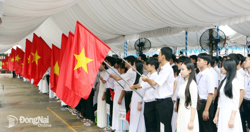 Học sinh Trường THPT Thanh Hòa thực hiện nghi lễ chào cờ tại lễ khai giảng. Ảnh: Văn Truyên