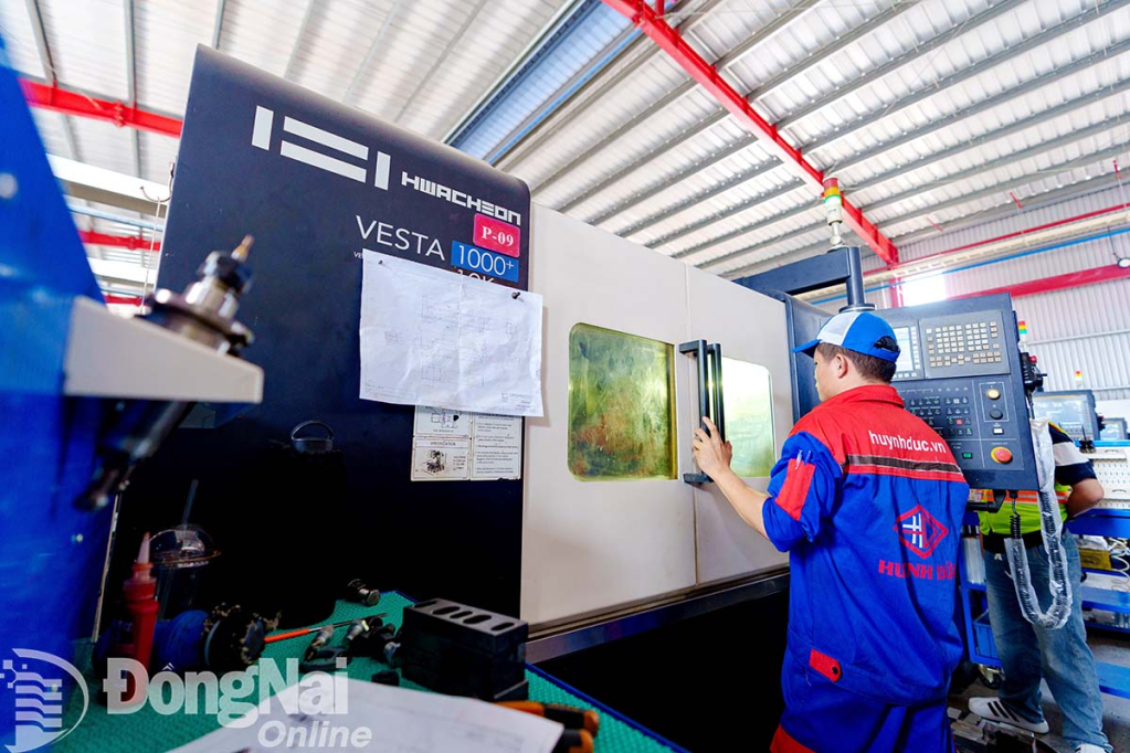 Công ty TNHH Sản xuất thương mại dịch vụ Huỳnh Đức (Khu công nghiệp Amata) đầu tư đổi mới máy móc và công nghệ sản xuất. Ảnh: Vương Thế