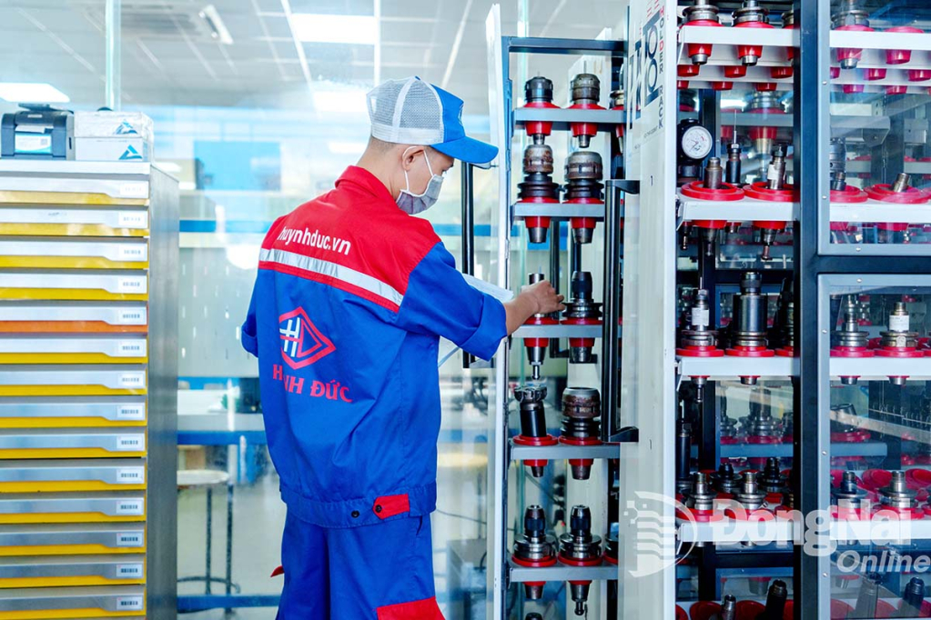 Công ty TNHH Sản xuất thương mại dịch vụ Huỳnh Đức (Khu công nghiệp Amata) đầu tư đổi mới máy móc và công nghệ sản xuất. Ảnh: Vương Thế