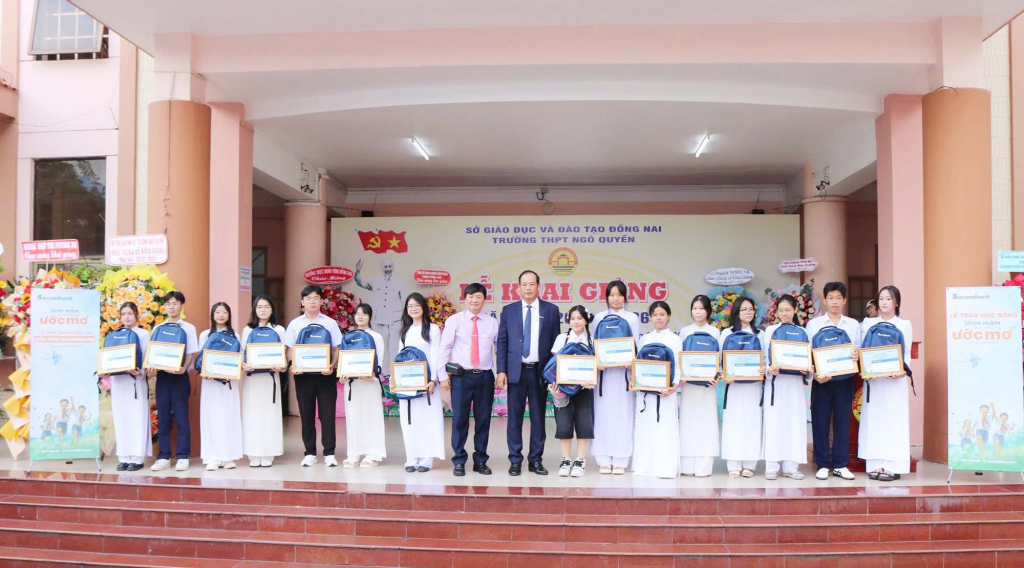 Ông Nguyễn Việt Thái, Phó Giám đốc Sacombank Chi nhánh Đồng Nai và ông Phan Trọng Nghĩa - Hiệu trưởng trường THPT Ngô Quyền (phường Trấn Biên) trao học bổng cho học sinh nhà trường trong lễ khai giảng năm học mới 2025-2026