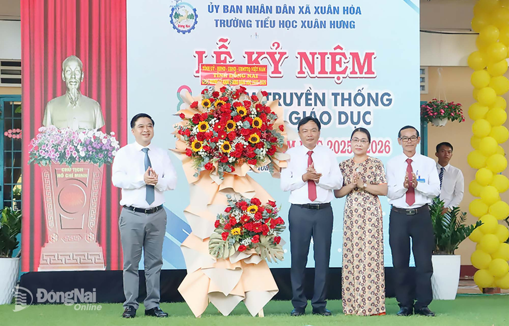 Tỉnh ủy viên, Phó Chủ tịch UBND tỉnh Đồng Nai Hồ Văn Hà tặng hoa chúc mừng tập thể Trường Tiểu học Xuân Hưng. Ảnh: Văn Đoàn