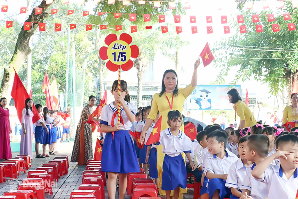 Nghi thức chào đón học sinh lớp 1 tại lễ khai giảng của Trường Tiểu học Xuân Hưng. Ảnh: Văn Đoàn