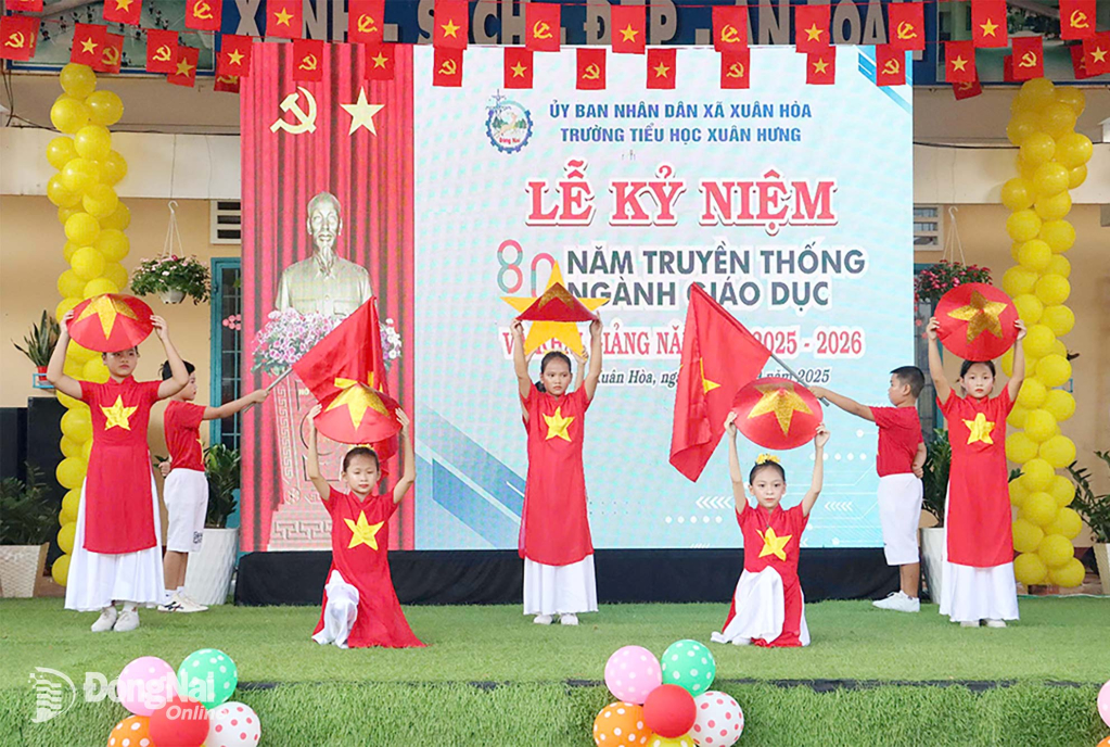Tiết mục văn nghệ tại lễ khai giảng của Trường Tiểu học Xuân Hưng. Ảnh: Văn Đoàn