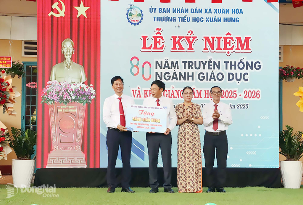 Đại diện Sở Giáo dục và Đào tạo tỉnh Đồng Nai trao tặng 70 bộ sách giáo khoa cho thư viện Trường Tiểu học Xuân Hưng. Ảnh: Văn Đoàn