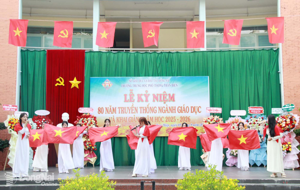 Một tiết mục văn nghệ do các em học sinh Trường THPT Trấn Biên biểu diễn. Ảnh: Nga Sơn